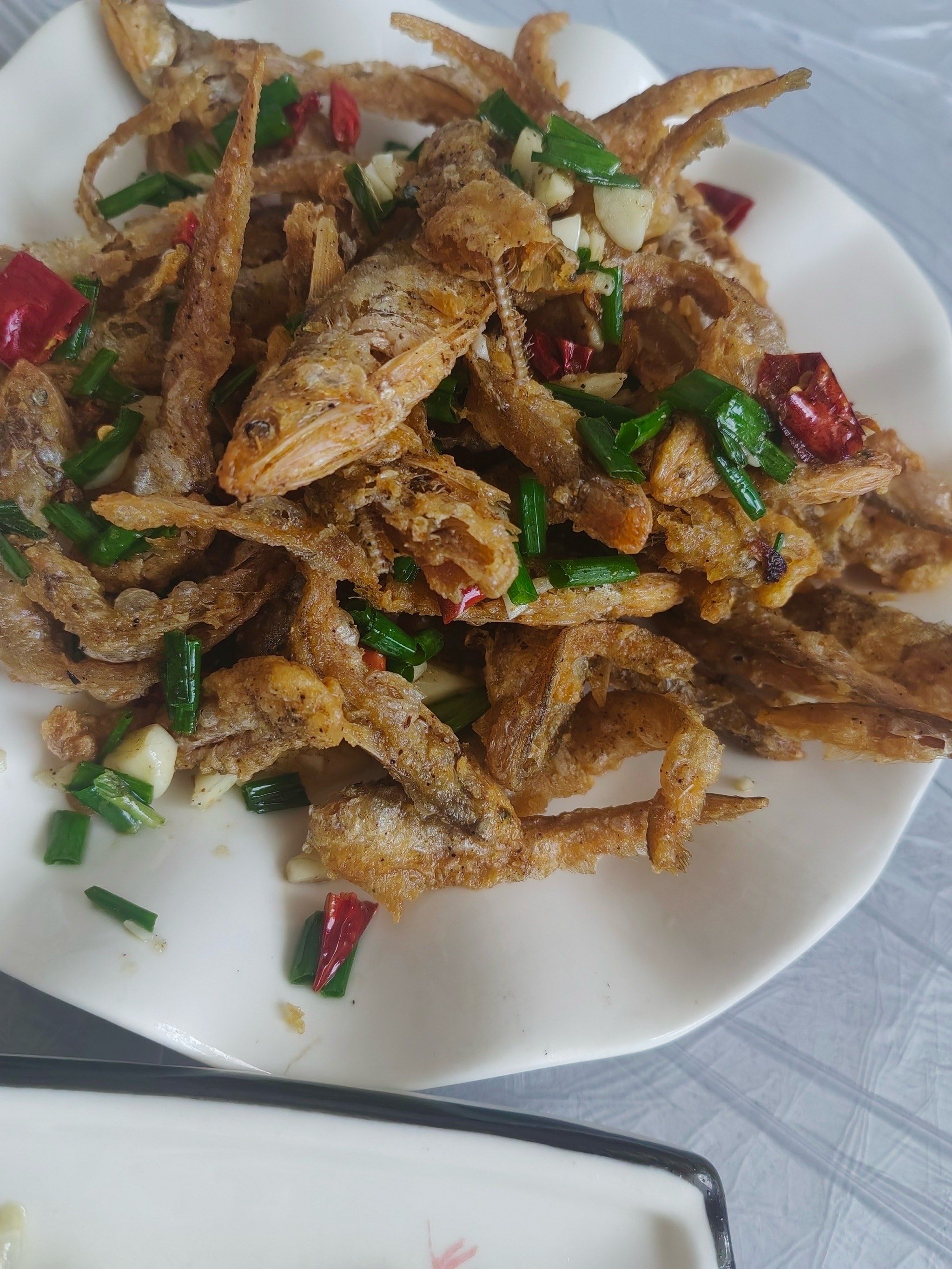点的椒盐小鱼,外酥里嫩,咸香可口