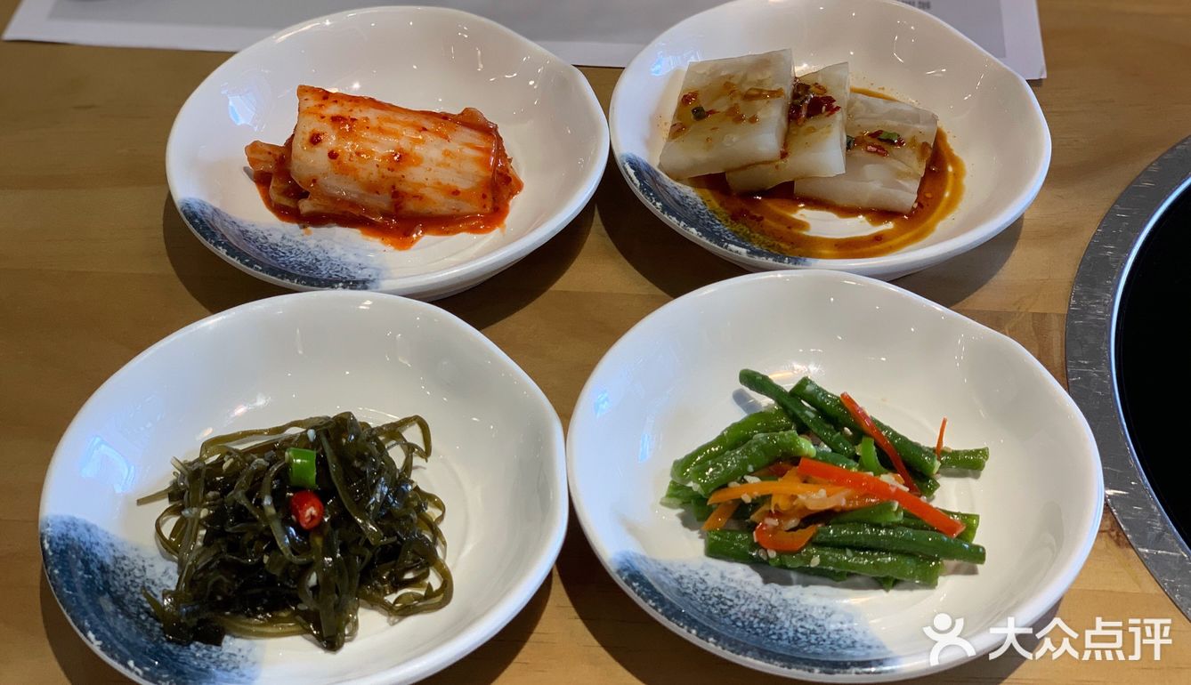 一口咬下去很柔软但是不油腻,配上小菜和生菜,很清爽