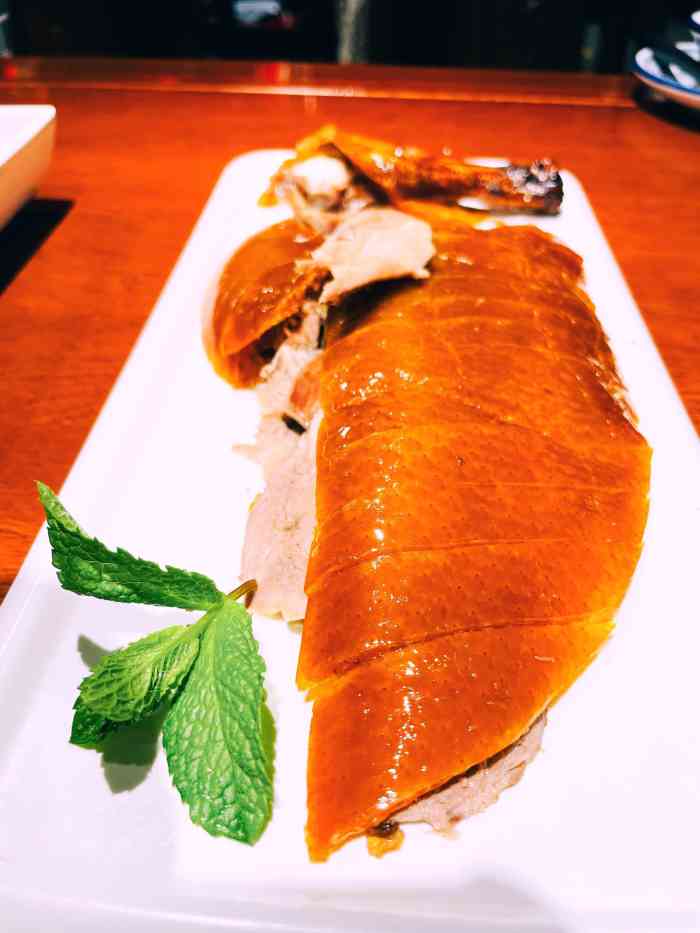 京味张·北京烤鸭(龙华店)-"用餐环境很京味,放着梅兰芳的梅派京剧,但