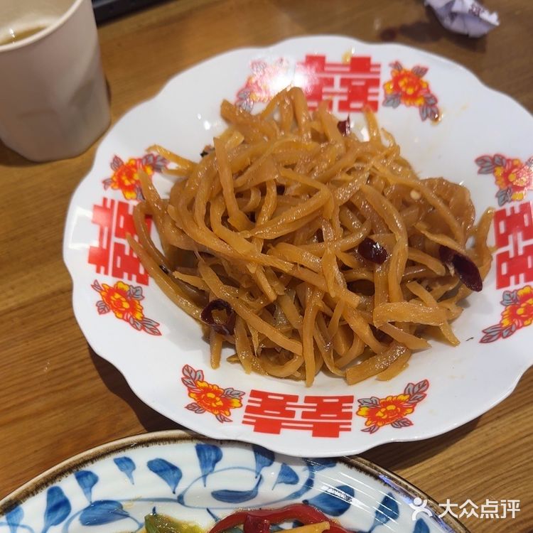在这吃到了最正宗的徽菜。李鸿章大杂烩食材多样，汤汁浓郁