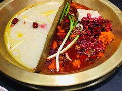 骨汤鸳鸯锅-沸炉重庆老火锅(军事博物馆店)