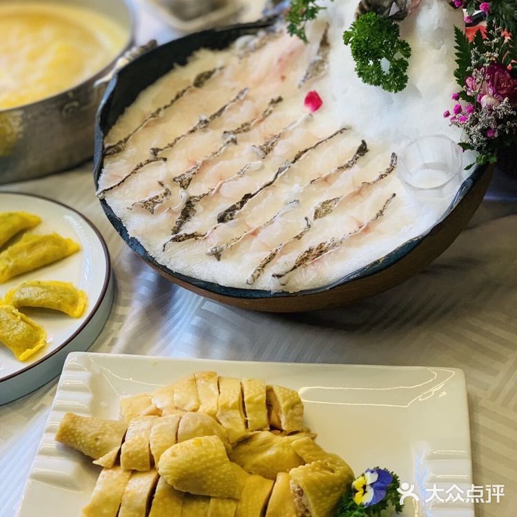 鸡皮油亮和鸡肉厚实,鸡肉嫩滑嫩滑的,鸡肉肉质细腻