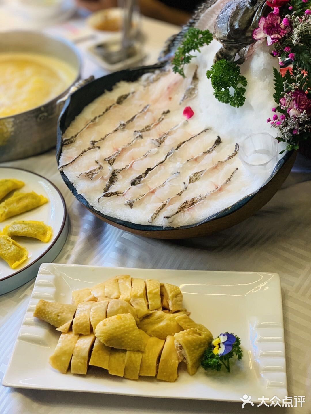 鸡皮油亮和鸡肉厚实，鸡肉嫩滑嫩滑的，鸡肉肉质细腻