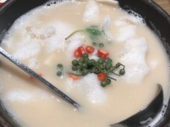 酸汤嫩鱼片-小大董·烤鸭(凤凰汇店)