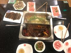 点的牛骨头鸳鸯锅～牛骨汤很好喝！牛骨锅底比辣锅好吃～菜量很少，性价比不高，味道还不错！推荐-百年川椒重庆老火锅(光谷店)