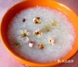 可以试试梅花粥。先将100g粳米浸泡1小时