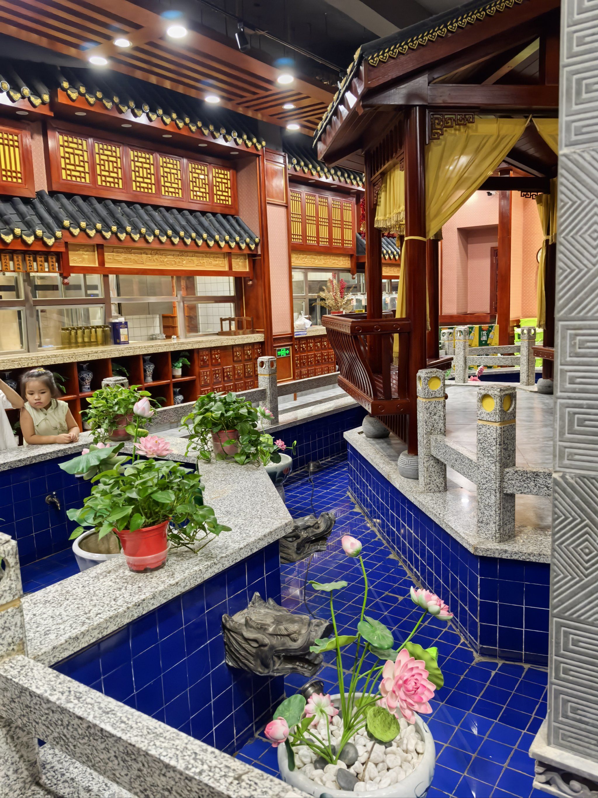 店面非常大,环境也比较安静,菜品种类为很