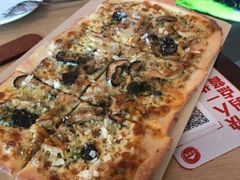 皇后黑松露鸡腿肉比萨-必胜客(WOW中央公园店)