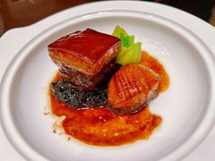 绍兴梅菜烧利比里亚五花肉配大连鲜鲍鱼-镇江苏宁银河国际酒店-享悦中餐厅(市政路分店)