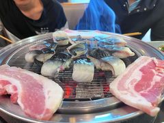 -围炉肉舍•炭烤活鳗•丹东海鲜烤肉(步行街店)