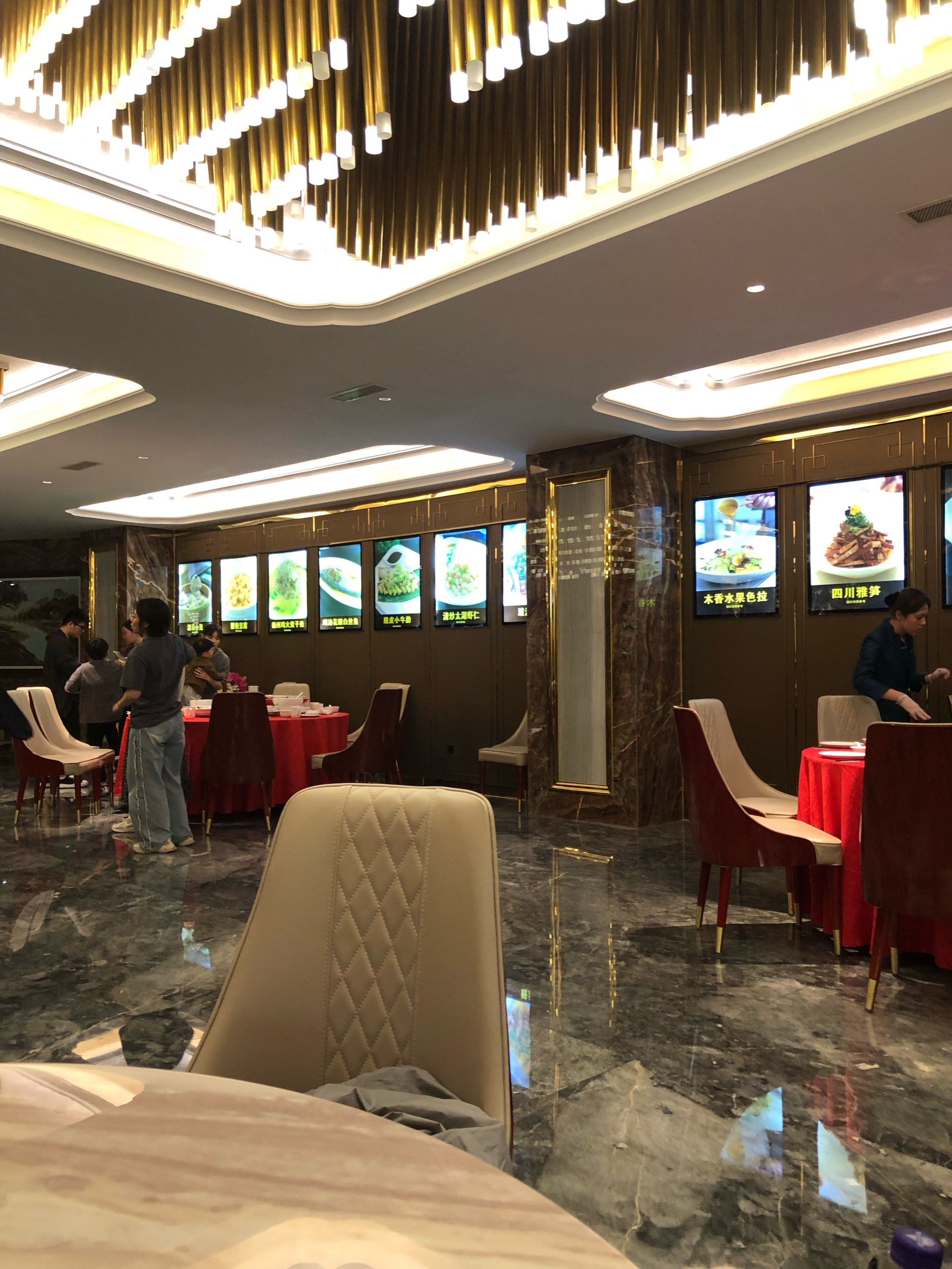 住在南京蜂巢酒店.早餐在一楼的餐厅吃自助餐,品种齐全.