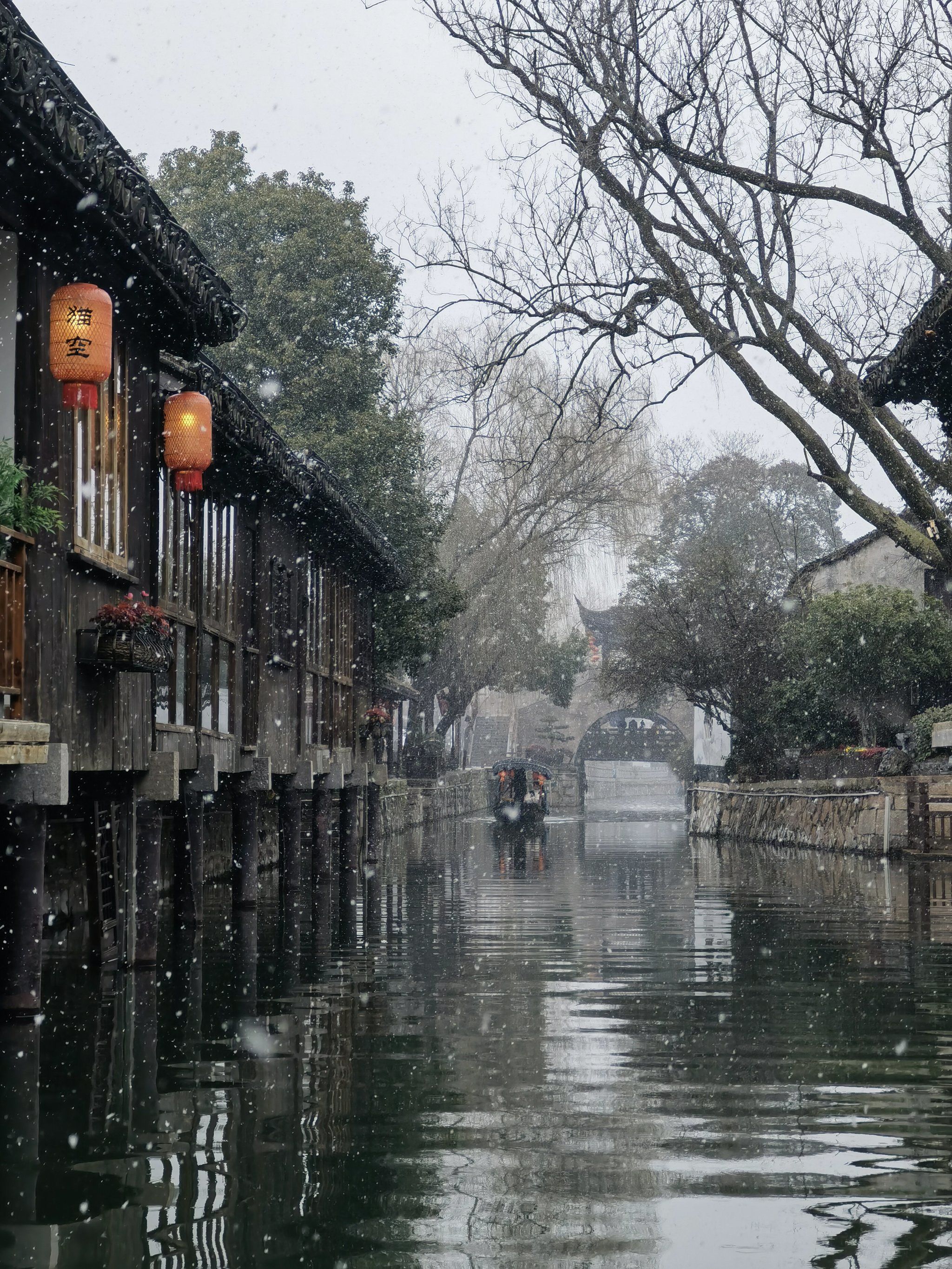 赶早不如赶巧,满天的雪花映衬古镇的风貌,到有别样烟雨江南的味道