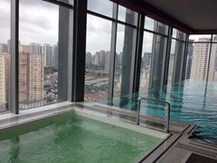 顶楼无边泳池-上海外滩豫园万丽酒店