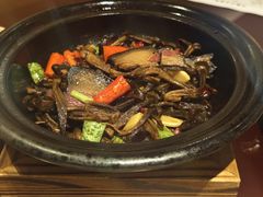 腊肉炒茶树菇-广州白云机场铂尔曼大酒店·恬园创意中餐厅