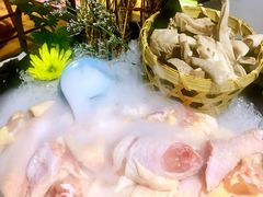 -洪氏嗨捞·广东猪肚鸡·椰子鸡火锅(西咸万象城店)