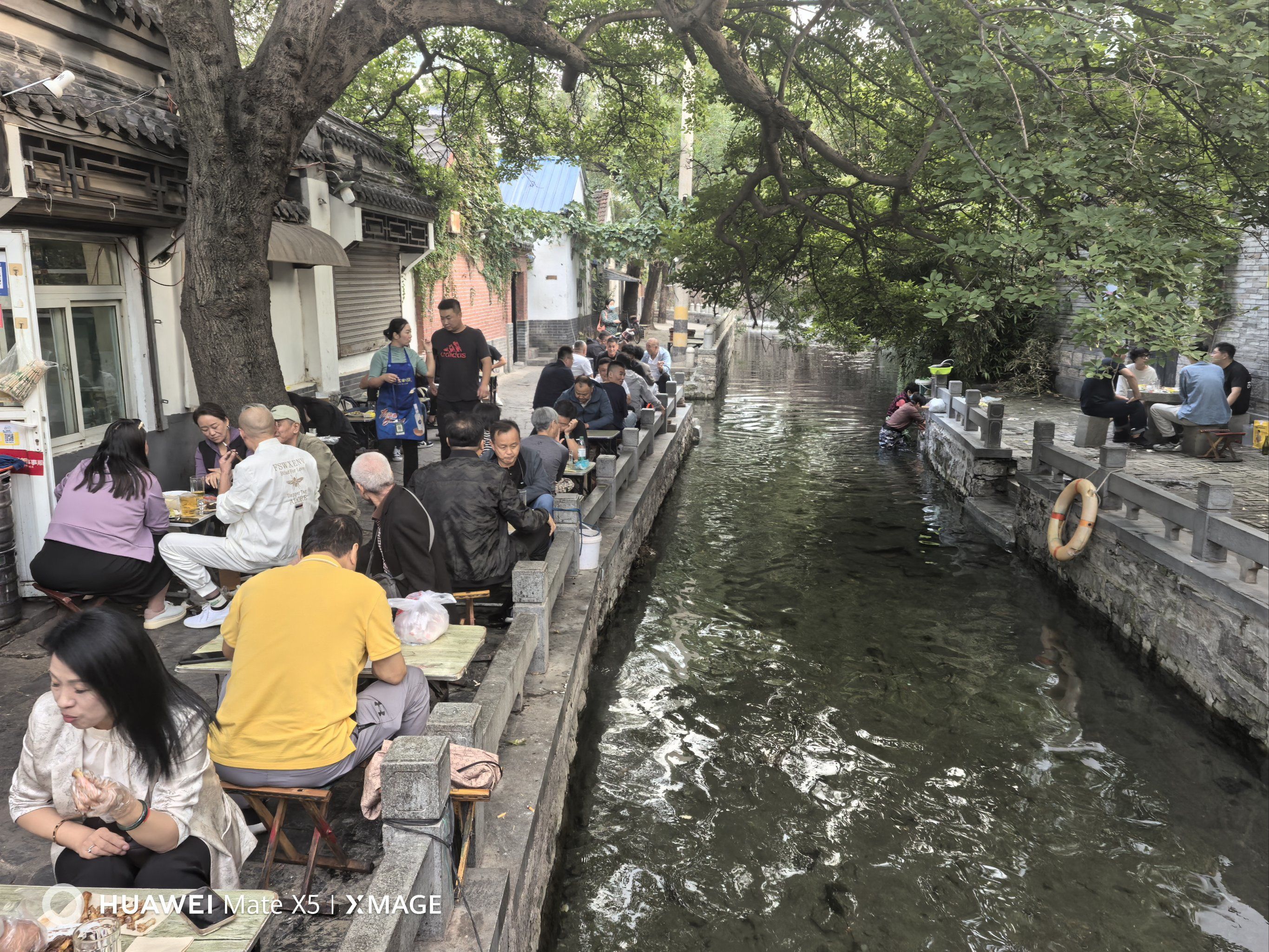 城中村坐门口等客：被遗忘的市井烟火与流动中国的生存样本