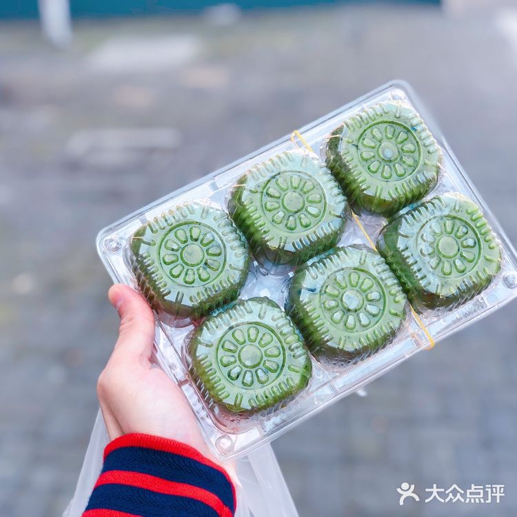  比如青团，江南地区的传统美食 圆圆的青团