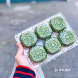  比如青团，江南地区的传统美食 圆圆的青团