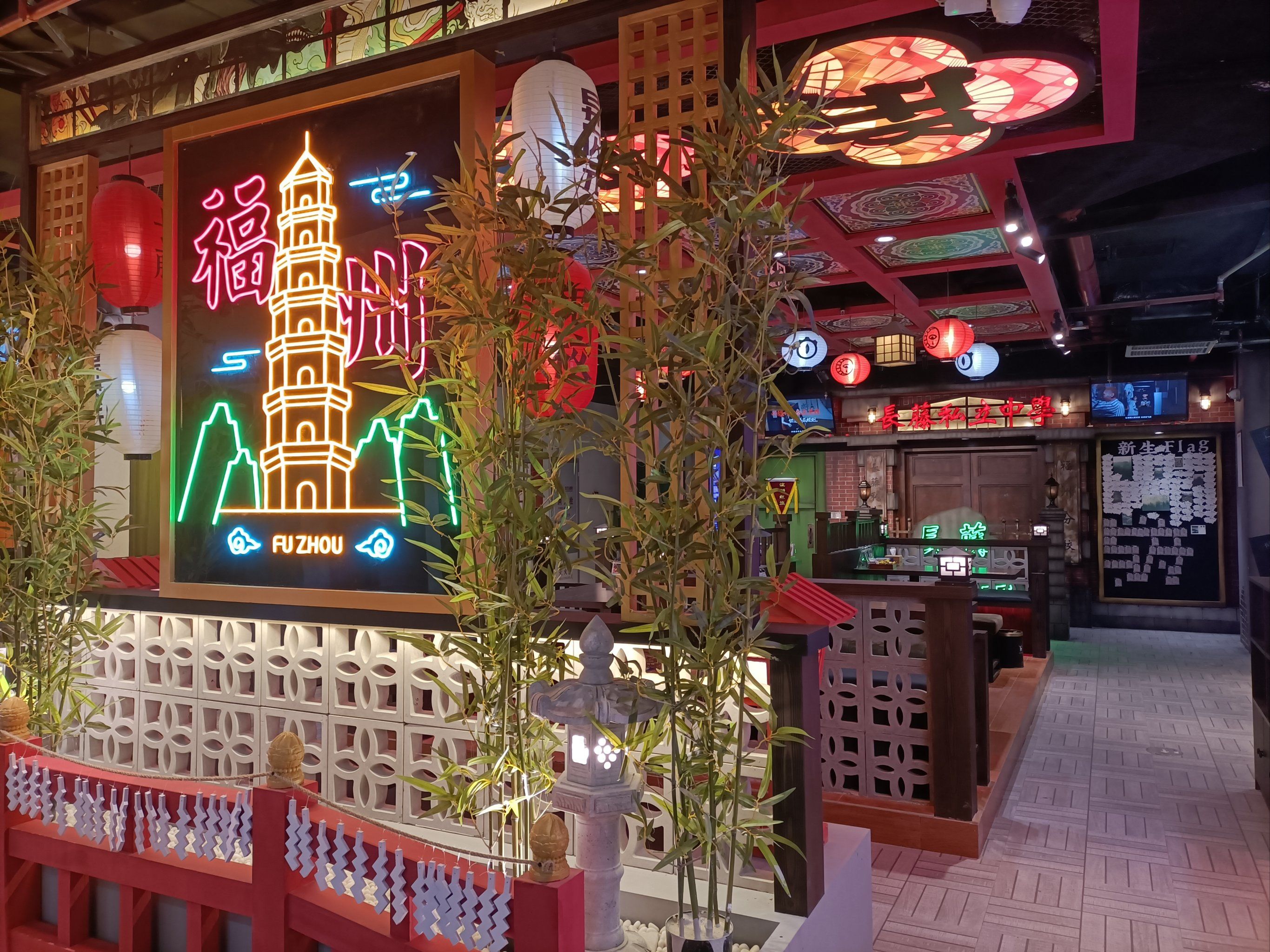 因为一直想要体验一下鬼屋是什么样子的 这家鬼校跟普通的鬼屋好像是