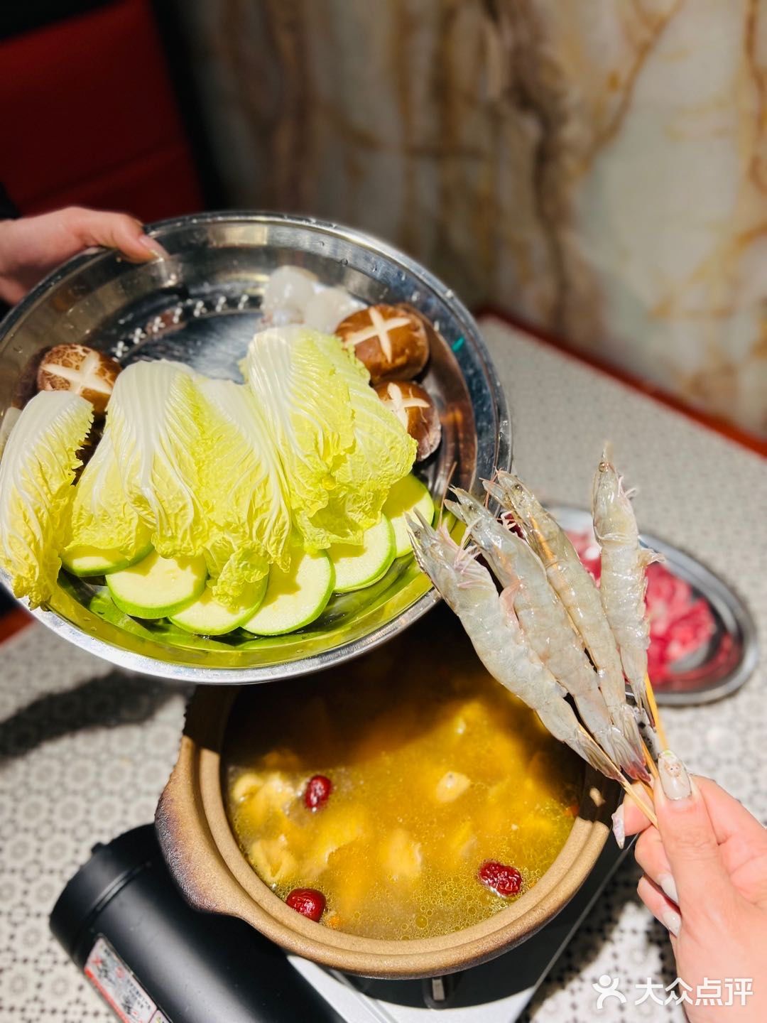 赶紧组起养生局吧，醉鸡煲是冬天里最食补火锅！