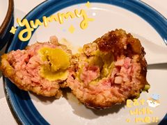 鸭蛋黄狮子头-梅飞酒家(名辉豪庭店)