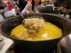 浓厚原只鸡煲花胶汤-鲜入围煮花胶鸡海鲜火锅