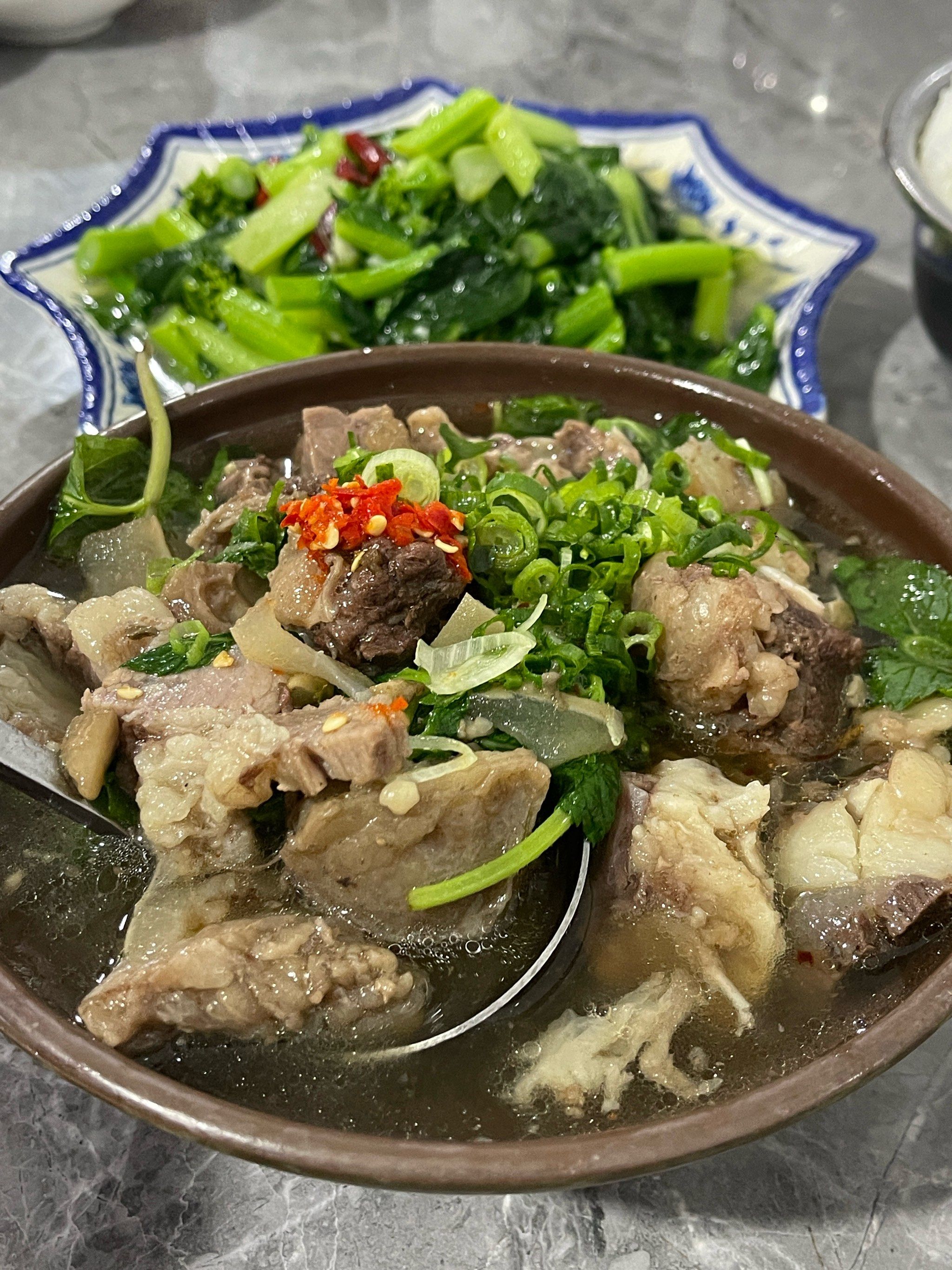 点了一碗牛扒呼,一个炒肉,一个炒素菜