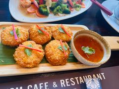 -Chom Cafe and Restaurant