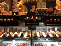 面包甜点陈列柜-富力希尔顿酒店·地阔自助餐厅
