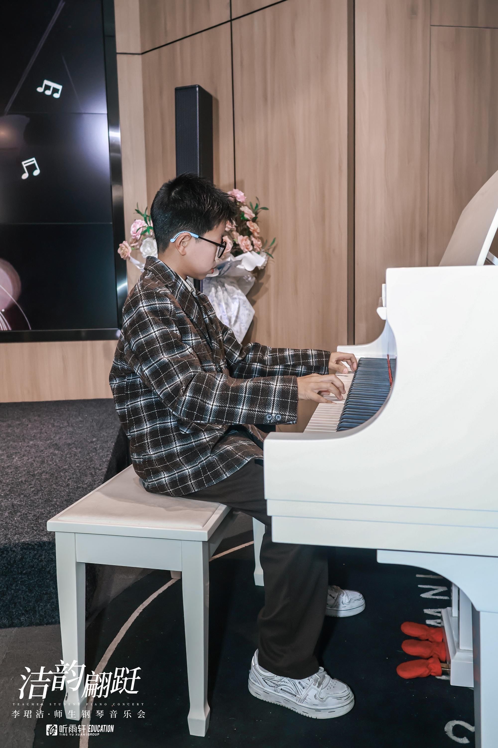 🎹✨ 钢琴旋律流淌,师生情共鸣