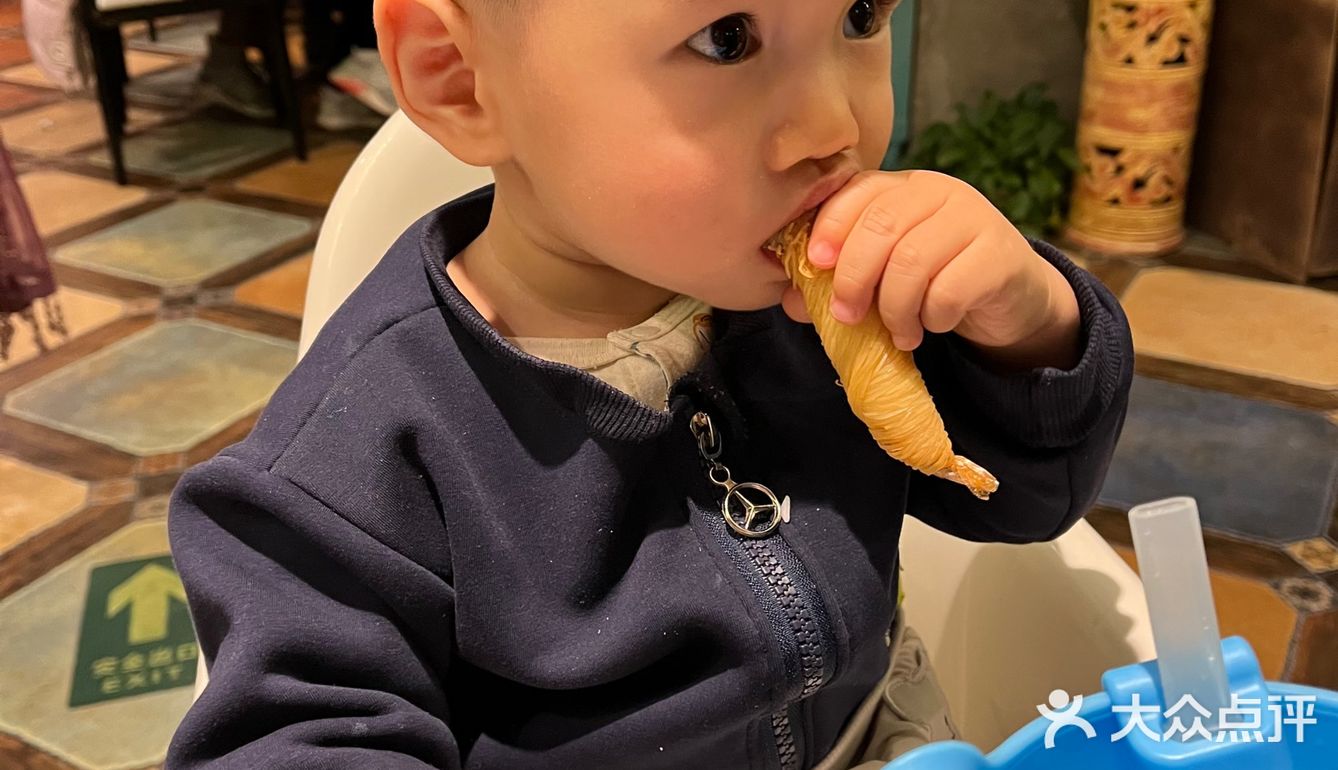 小婴儿吃泰国菜