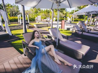 三亚的沙滩与酒店都不错，值得一逛