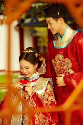 -喜爱高定婚纱摄影