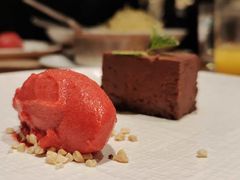 树莓巧克力蛋糕配榛子及树莓雪葩-沈阳君悦酒店·意坊意大利餐厅