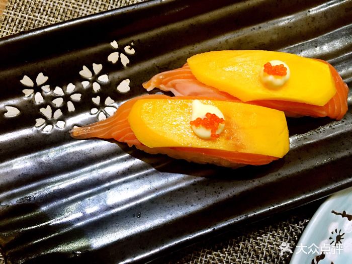 芒果三文鱼手握