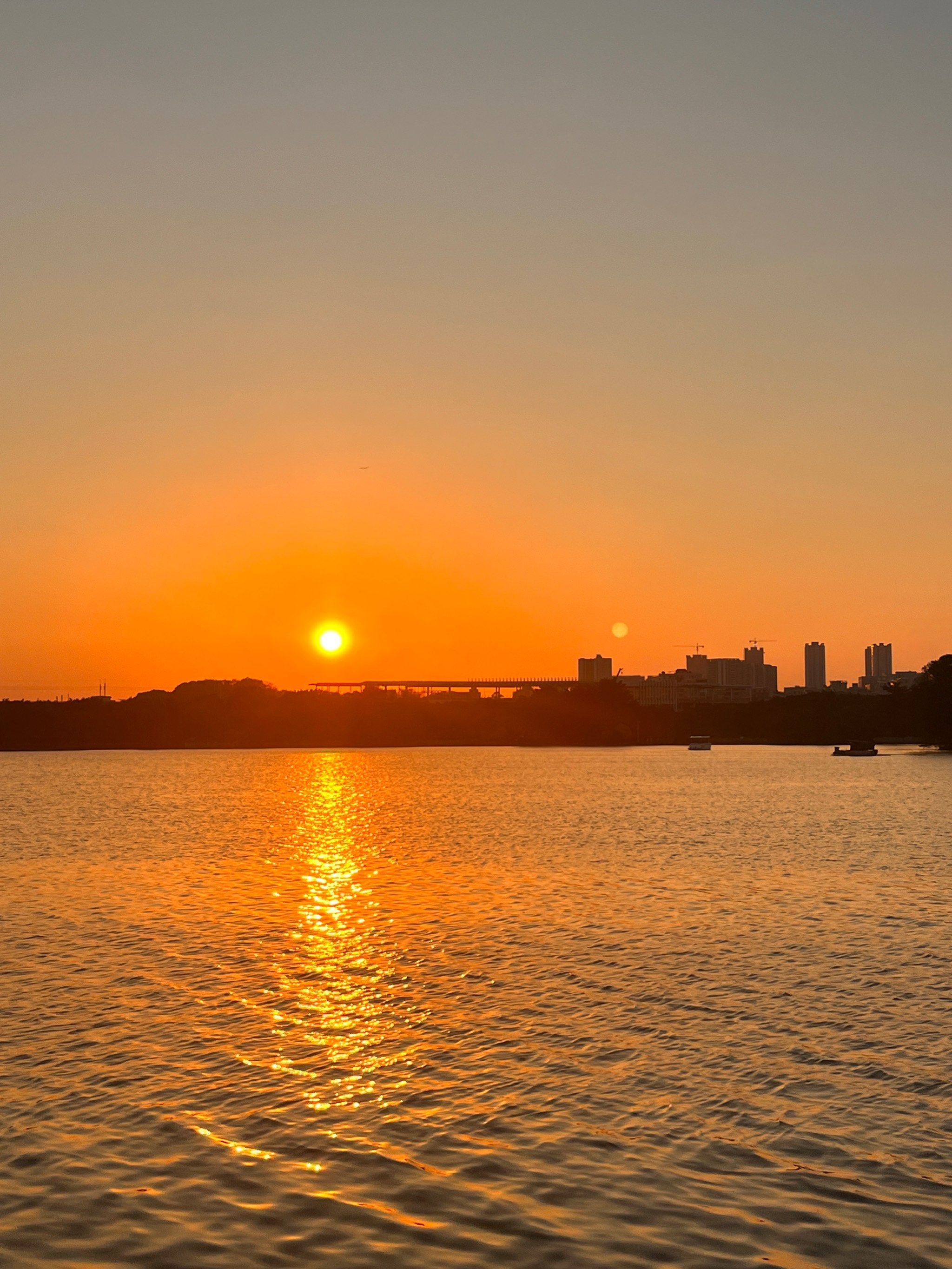广州的白云湖公园
是看日落的绝佳好地点

跟三两朋友
来草地