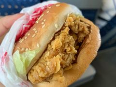 麦辣鸡腿堡-麦当劳(火车北站餐厅)