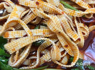 店面小小的，但是干净整洁 有烤饼吃，薄脆的那种