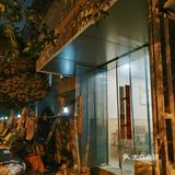 只有三四张桌子，我们晚上去的时候运气比较好还有位置