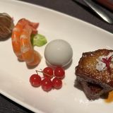 樽汇餐厅提供了一系列精致的菜品。热腾腾的酸辣汤