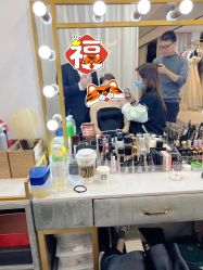 -现代经典婚纱摄影