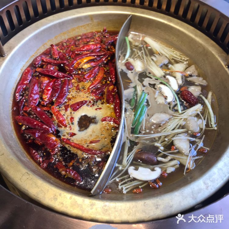 暗黑风系列装饰的连锁火锅店