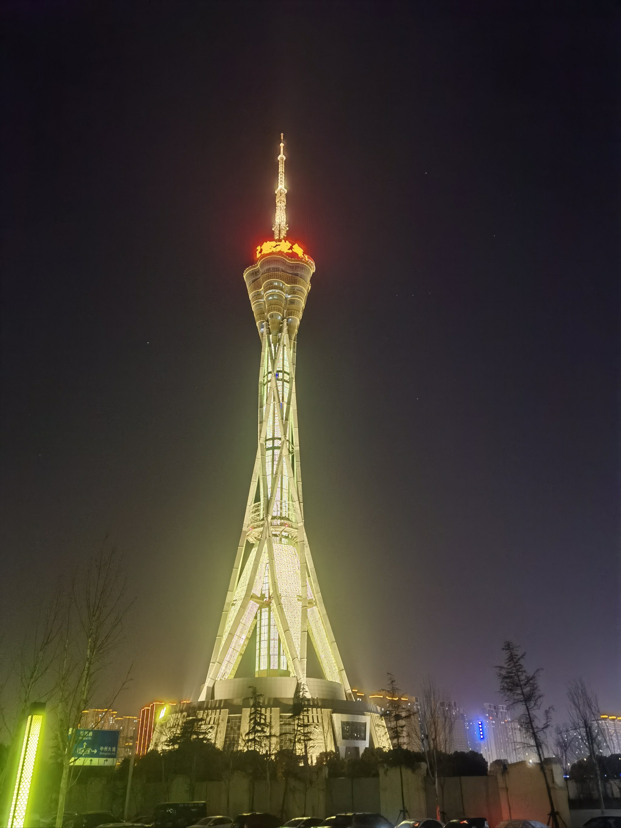 高塔夜景图片