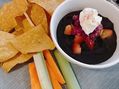 黑豆泥配炸玉米片和西芹条胡萝卜-Moka Bros 摩卡站(西单大悦城店)