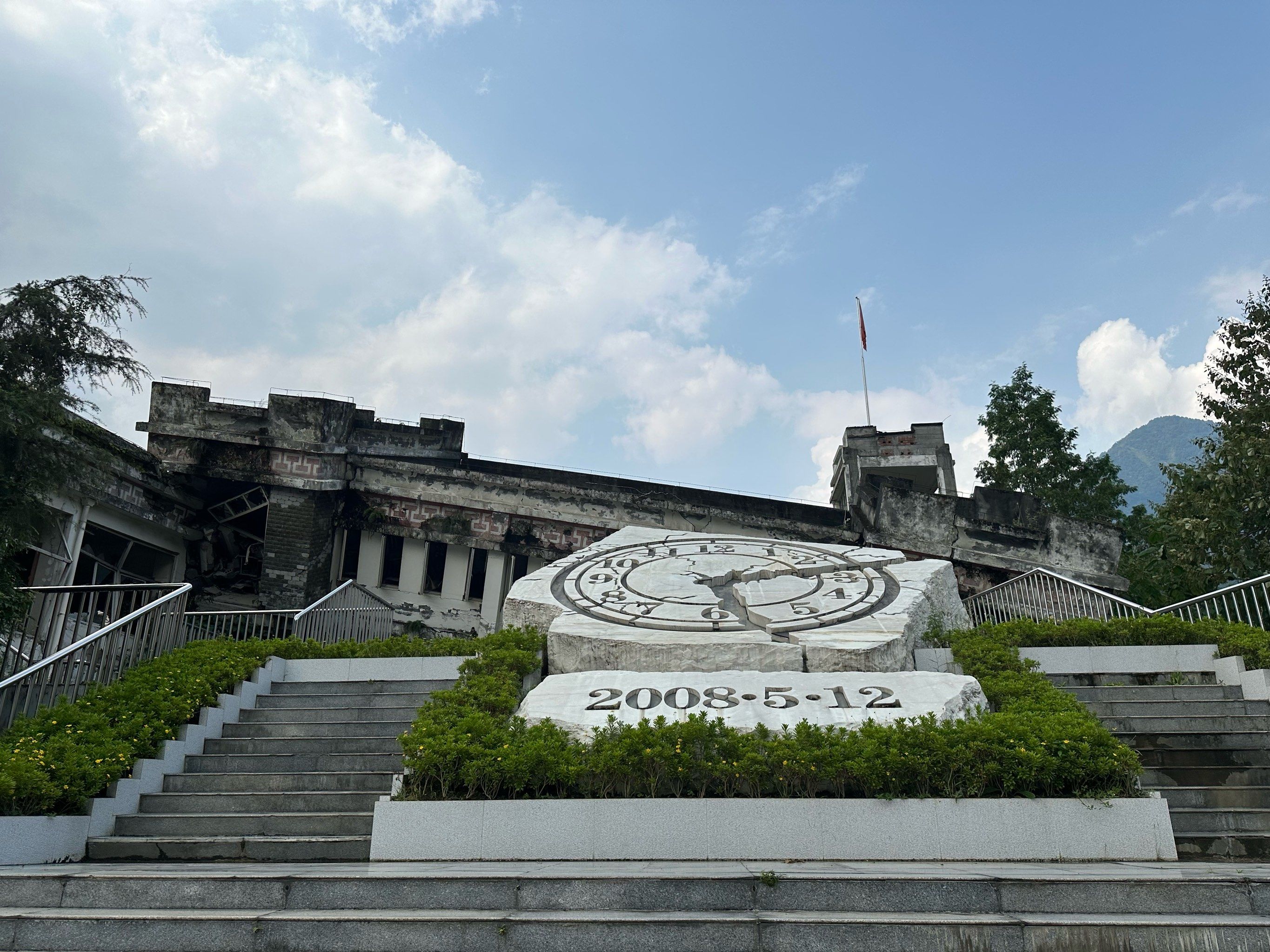 n
重新修后得映秀非常漂亮,保留了漩口中学遗址,让我们能记住啮个