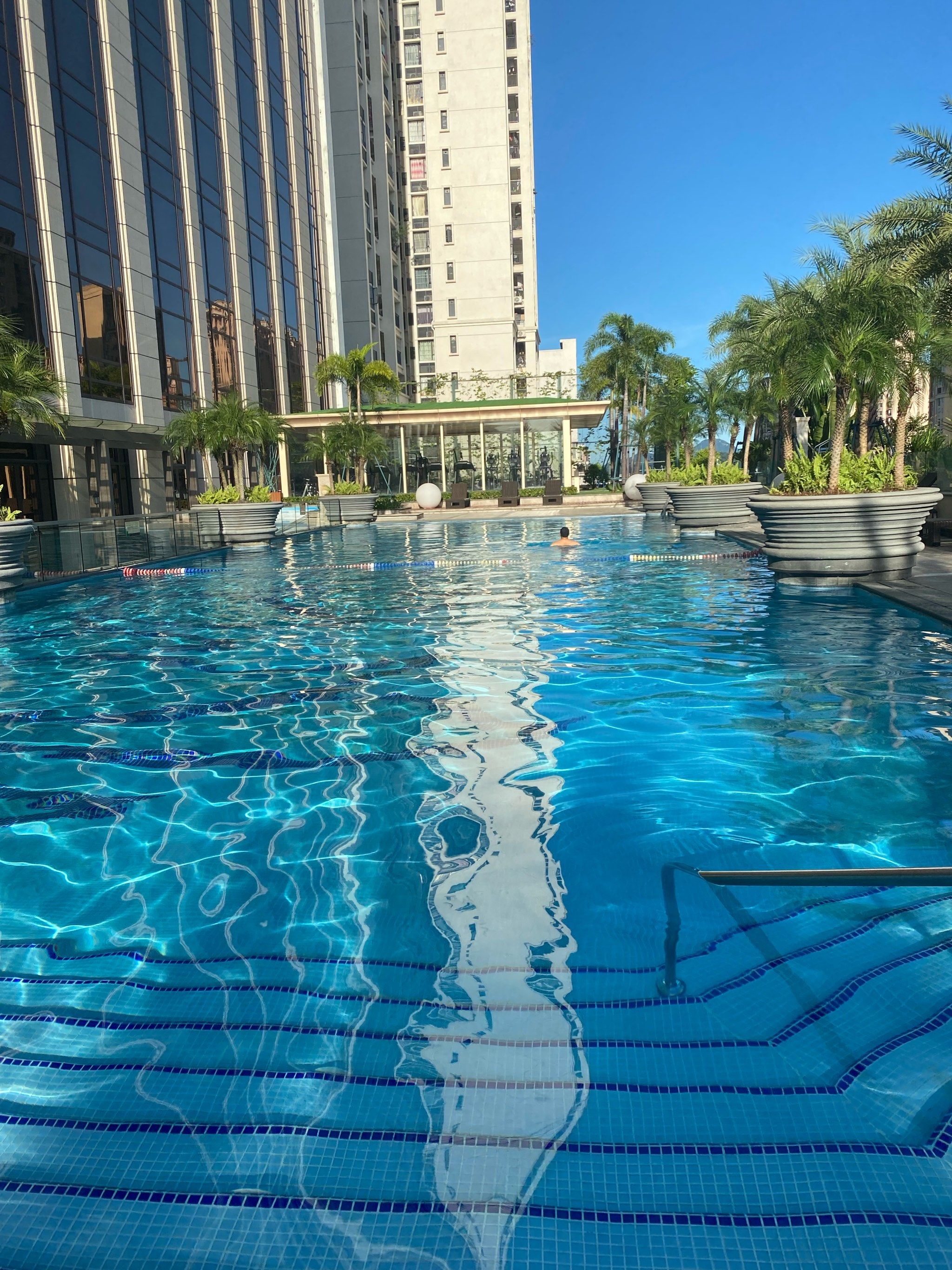 室外泳池的清凉一刻