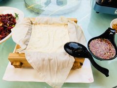 -刘姐啤酒鱼民族演艺餐厅(西街总店)