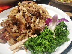 -帅巴人舅母子腊蹄民俗村
