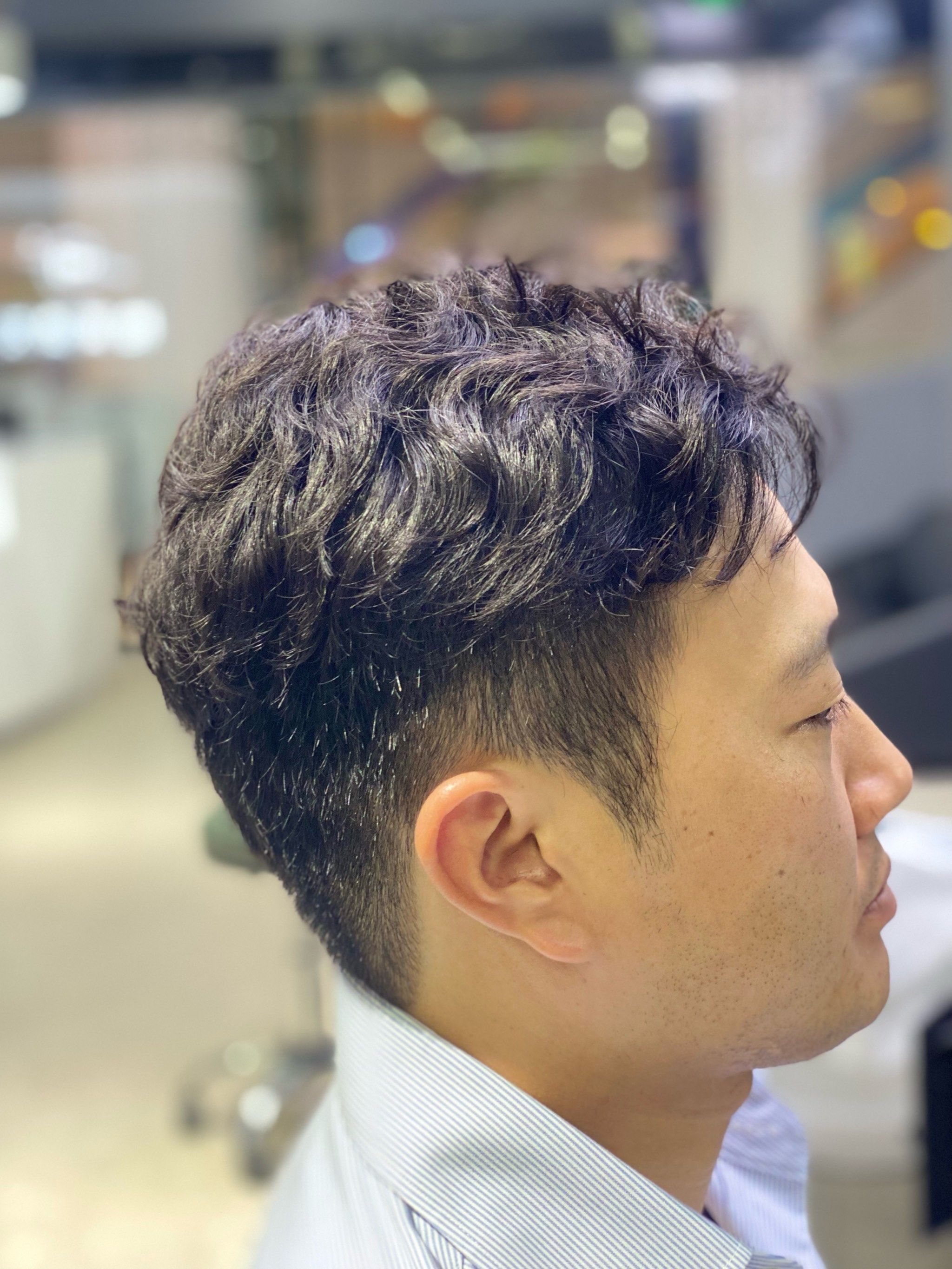 这款发型风格时尚前卫,适合年轻人