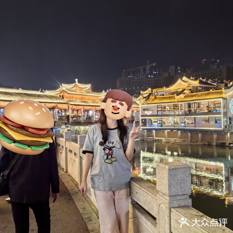 裕合街夜景配临武鸭，绝了😍

